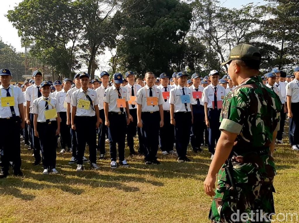 Hari Pertama Sekolah, Anggota TNI Gembleng Siswa SMK di Tasikmalaya