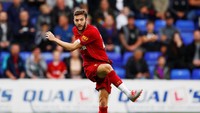 Adam Lallana melepaskan tendangan keras. Reuters/Jason Cairnduff.