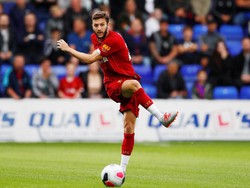 Adam Lallana melepaskan tendangan keras. Reuters/Jason Cairnduff.