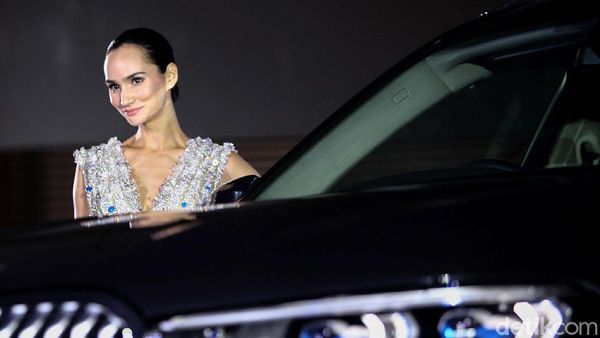 Senyum Menawan di Balik BMW X7