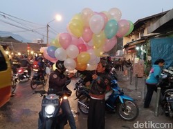 Hari Pertama Sekolah, Ortu Siswa di Bandung Berburu Balon