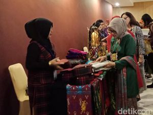 Kunjungi Pameran Kerajinan Kaltim, Mufidah Borong Kain Tenun Kunjungi Pameran Kerajinan Kaltim, Mufidah Borong Kain Tenun
