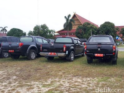 Foto: Mobil-mobil Dinas Pemprov Riau yang Terbengkalai Berbulan-bulan