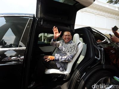 Mobil Listrik Tesla Antar Bamsoet ke Istana