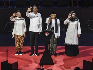 Iriana Jokowi Tampil Kekinian, Padukan Kain Batik dengan Sneakers