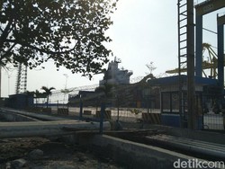 Butuh 5 Hari untuk Evakuasi Crane yang Tertabrak Kapal di Semarang