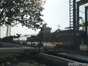 Butuh 5 Hari untuk Evakuasi Crane yang Tertabrak Kapal di Semarang Butuh 5 Hari untuk Evakuasi Crane yang Tertabrak Kapal di Semarang