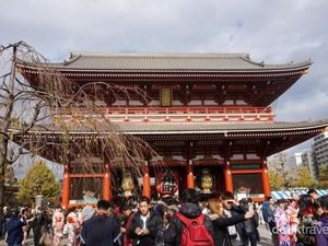 Ini Alasan Turis Betah Berlama-lama di Kuil Tertua Jepang