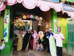 Hari Pertama Sekolah, Guru SD di Jember Berkostum ala Tokoh Kartun