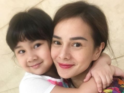 Momen Astrid Tiar Dampingi Putrinya di Hari Pertama Sekolah