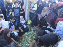 Isak Tangis Warnai Pemakaman Penyanyi Pop Sunda Asep Darso