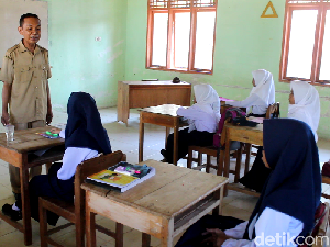 Cuma Ada 6 Murid, Begini Hari Pertama Sekolah di SMP 13 Parepare Cuma Ada 6 Murid, Begini Hari Pertama Sekolah di SMP 13 Parepare