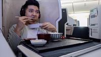 Bahas Daftar Menu Pesawat Ditulis Tangan, Ini Rius Vernandes Saat Kulineran
