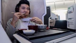Bahas Daftar Menu Pesawat Ditulis Tangan, Ini Rius Vernandes Saat Kulineran