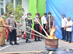 Ribuan Botol Miras, HP dan Narkotika Dimusnahkan Kejari Trenggalek