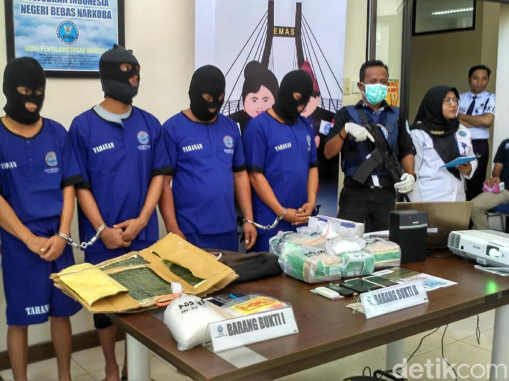 4 Kurir Narkoba di Babel Ditangkap, 6 Kg Sabu Disita 4 Kurir Narkoba di Babel Ditangkap, 6 Kg Sabu Disita