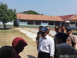 Ke SMP 1 Muara Gembong, Mendikbud Pastikan PPDB Lancar dan Cek Bangunan Rusak