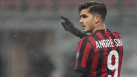 Andre Silva cuma satu musim di Milan. Dari 40 laga yang dimainkan, striker asal Portugal itu cuma melesakkan 10 gol. (Foto: Marco Luzzani/Getty Images)