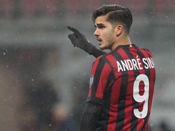 Andre Silva cuma satu musim di Milan. Dari 40 laga yang dimainkan, striker asal Portugal itu cuma melesakkan 10 gol. (Foto: Marco Luzzani/Getty Images)