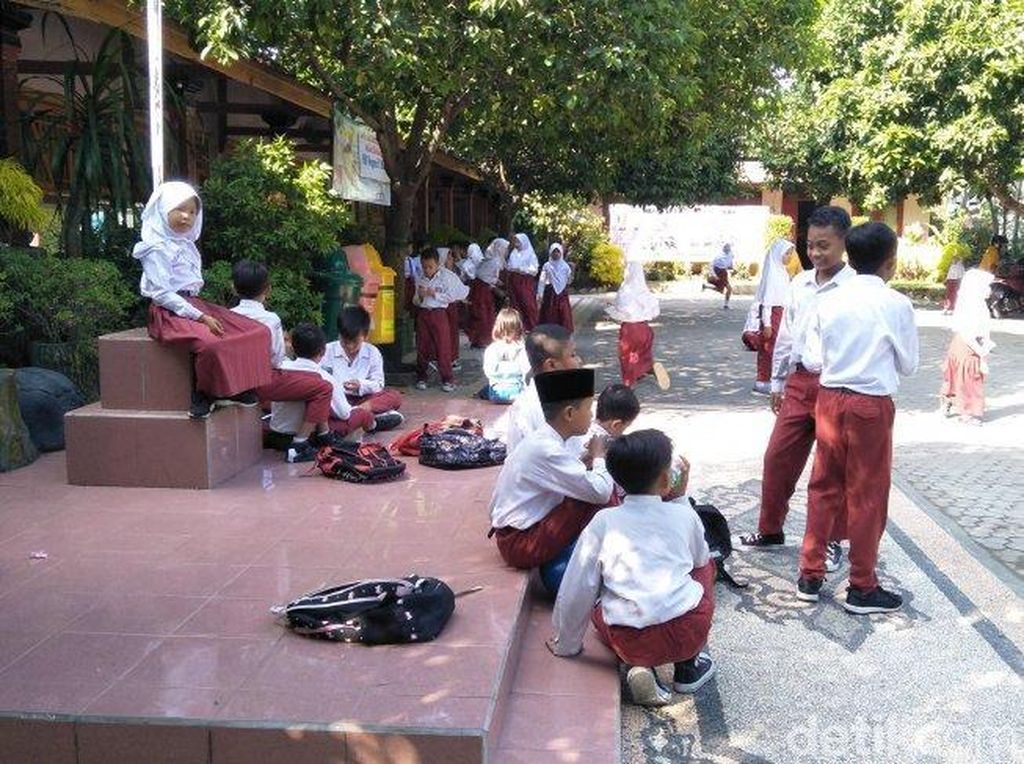 Imbas Gempa Bali, Siswa SD di Mataram Dipulangkan Lebih Cepat Imbas Gempa Bali, Siswa SD di Mataram Dipulangkan Lebih Cepat
