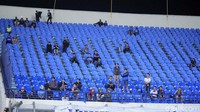 Laga ini sendiri sepi penonton. Hal ini disebabkan penjualan tiket dilakukan secara online.