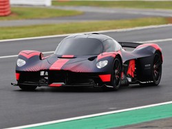 Mobil Super Aston Martin Tampil Perdana, Tenaganya 13 Kali Agya