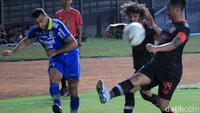 Bertanding di Stadion Si Jalak Harupat, Kab. Bandung, Jawa Barat, Selasa (16/7), laga berjalan keras sejak babak pertama.