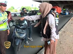 Emak-emak Histeris Tidak Mau Ditilang Pak Polisi