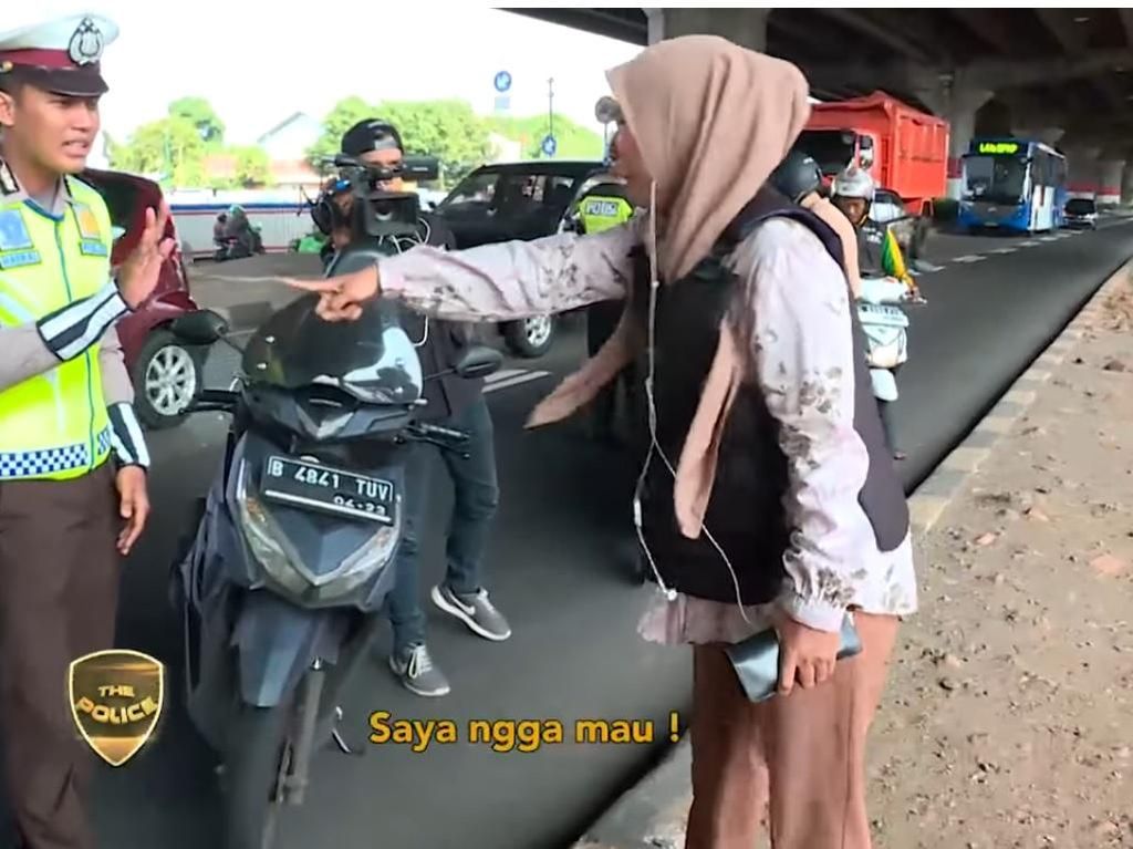 Emak-emak Histeris Tidak Mau Ditilang Pak Polisi Emak-emak Histeris Tidak Mau Ditilang Pak Polisi