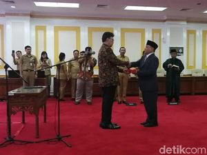 Mendagri Lantik Sekda Kaltim Setelah 8 Bulan Tak Kunjung Dilantik Gubernur Mendagri Lantik Sekda Kaltim Setelah 8 Bulan Tak Kunjung Dilantik Gubernur
