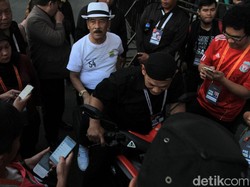 Pantauan detikSport, Selasa (16/7/2019) dengan dikawal steward PAGAR, Umuh menaiki sepeda motor mengelilingi Stadion Si Jalak Harupat.