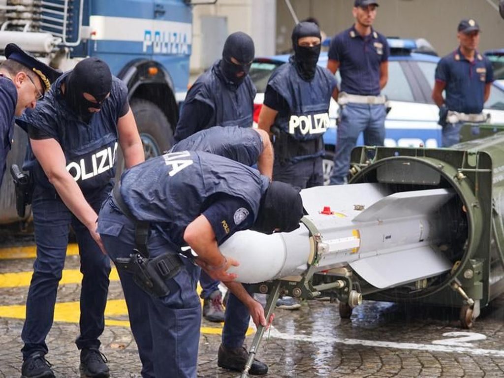 Polisi Italia Razia Kelompok Neo-Nazi, Sita Rudal Pesawat Siap Tempur Polisi Italia Razia Kelompok Neo-Nazi, Sita Rudal Pesawat Siap Tempur