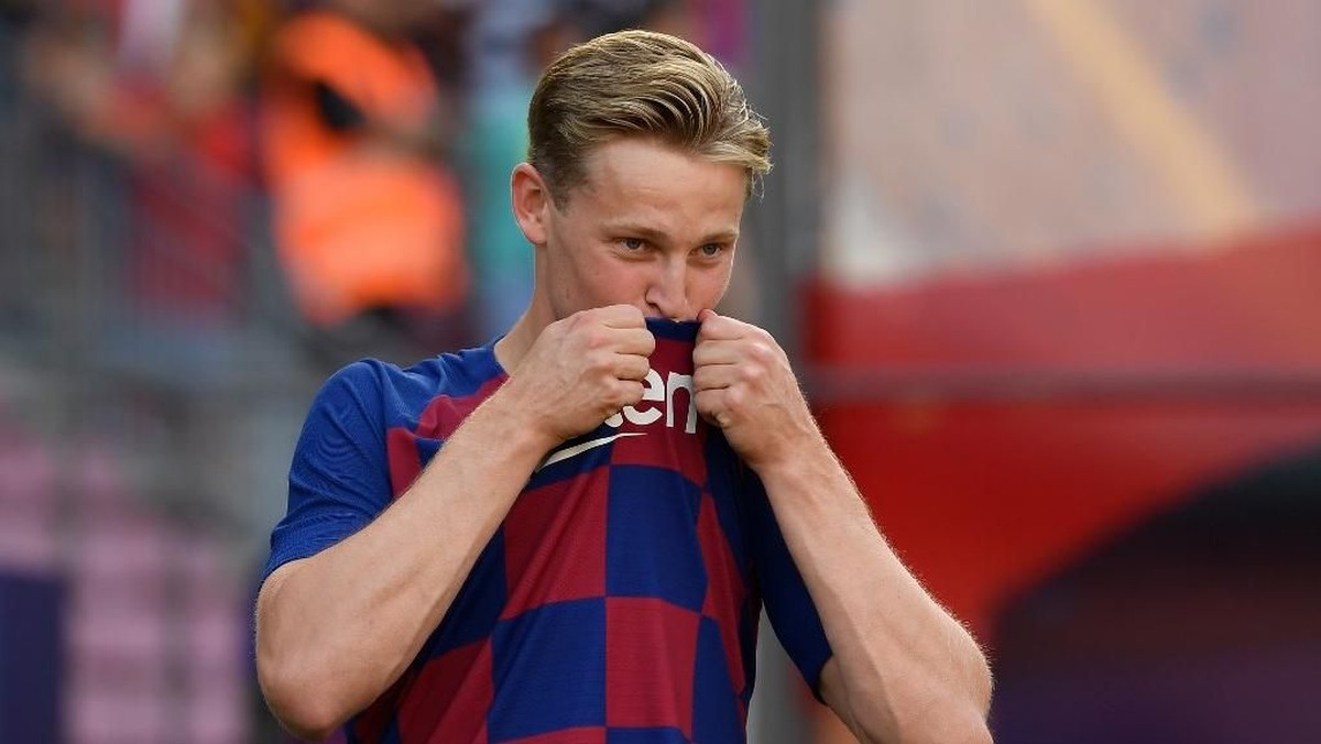 Frenkie de Jong akan memakai nomor 21 di Barcelona. (Foto: Lluis Gene / AFP)