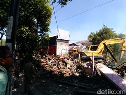 Pembongkaran 6 Rumah di Wonokromo Surabaya Diwarnai Isak Tangis