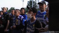 Pantauan detikSport, pendukung Persib lengkap dengan atribut serba biru mengantre di pintu masuk stadion. Tribune timur paling banyak dipadati pendukung Persib.