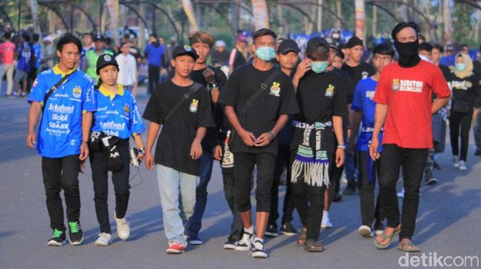 Bobotoh membirukan Stadion Si Jalak Harupat menjelang persib Bandung vs Kalteng Putra. (Wisma Putra/detikSport) Bobotoh membirukan Stadion Si Jalak Harupat menjelang persib Bandung vs Kalteng Putra. (Wisma Putra/detikSport)