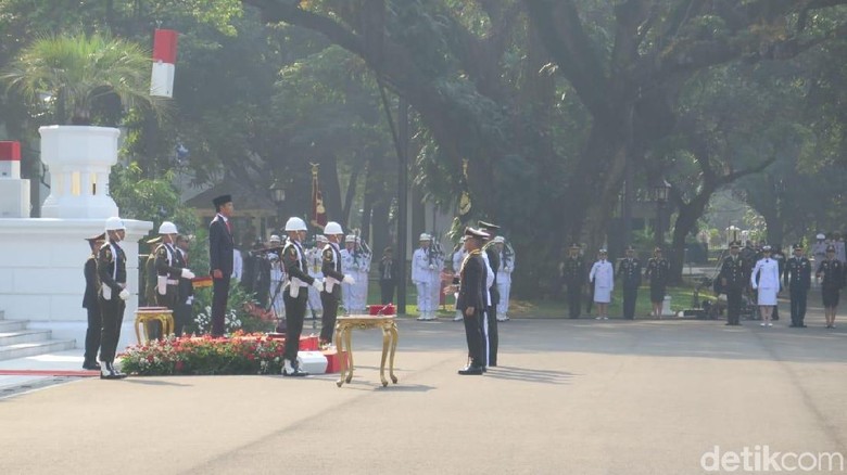 Jokowi Lantik 781 Perwira Tentara Nasional Indonesia dan Polisi Republik Indonesia di Istana Merdeka Jokowi Lantik 781 Perwira Tentara Nasional Indonesia dan Polisi Republik Indonesia di Istana Merdeka