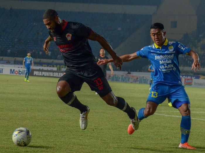 Febri Hariyadi (kanan) bikin dua gol saat Persib mengalahkan Kalteng Putra 2-0. (Foto: Raisan Al Farisi/ANTARA FOTO) Febri Hariyadi (kanan) bikin dua gol saat Persib mengalahkan Kalteng Putra 2-0. (Foto: Raisan Al Farisi/ANTARA FOTO)