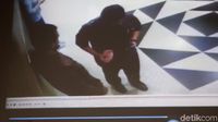 Ini Bukti CCTV Pengawal KPK Terima Uang dari Idrus Marham