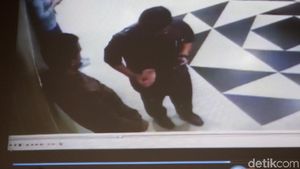 Ini Bukti CCTV Pengawal KPK Terima Uang dari Idrus Marham