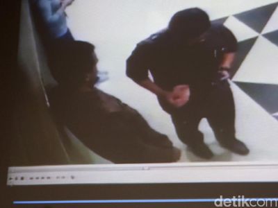 Ini Bukti CCTV Pengawal KPK Terima Uang dari Idrus Marham