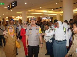 Canda Tawa Siswa Berkebutuhan Khusus Saat Diajak Nobar Spider-Man