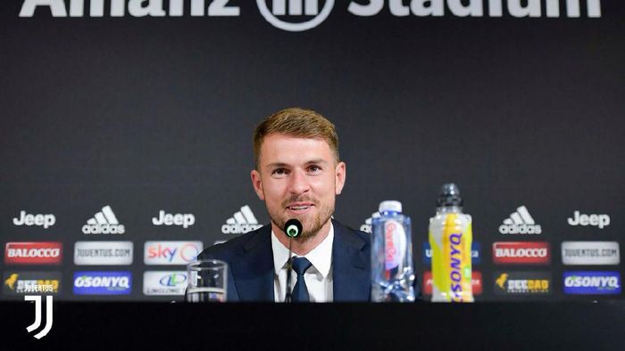 Aaron Ramsey membuka konferensi pers dengan bahasa Italia. (Foto: Twitter @juventusfc) Aaron Ramsey membuka konferensi pers dengan bahasa Italia. (Foto: Twitter @juventusfc)