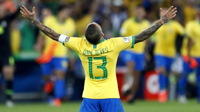 Dani Alves masih mencari klub baru usai meninggalkan PSG. (Foto: Lucas Uebel / Getty Images) Dani Alves masih mencari klub baru usai meninggalkan PSG. (Foto: Lucas Uebel / Getty Images)