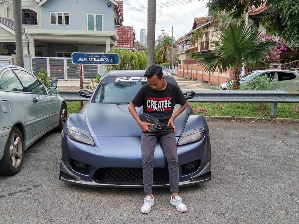 Pria Pose Bareng Mobil, Dibully Gara-gara Ketahuan Pemilik Mobilnya Pria Pose Bareng Mobil, Dibully Gara-gara Ketahuan Pemilik Mobilnya