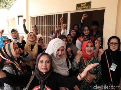 Pendukung Trio PEPES Gaduh Saat Sidang Tuntutan Ditunda