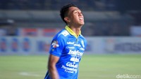 Febri Hariyadi menjadi pahlawan Persib dengan dua golnya.