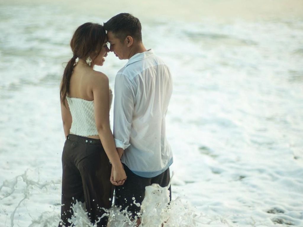 8 Inspirasi Foto Prewedding di Pantai Ala Raisa hingga Ayla Dimitri 8 Inspirasi Foto Prewedding di Pantai Ala Raisa hingga Ayla Dimitri