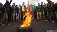 Aksi Mahasiswa Bakar Ban di Depan Istana Merdeka