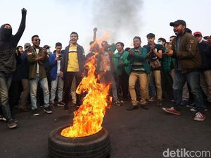 Aksi Mahasiswa Bakar Ban di Depan Istana Merdeka